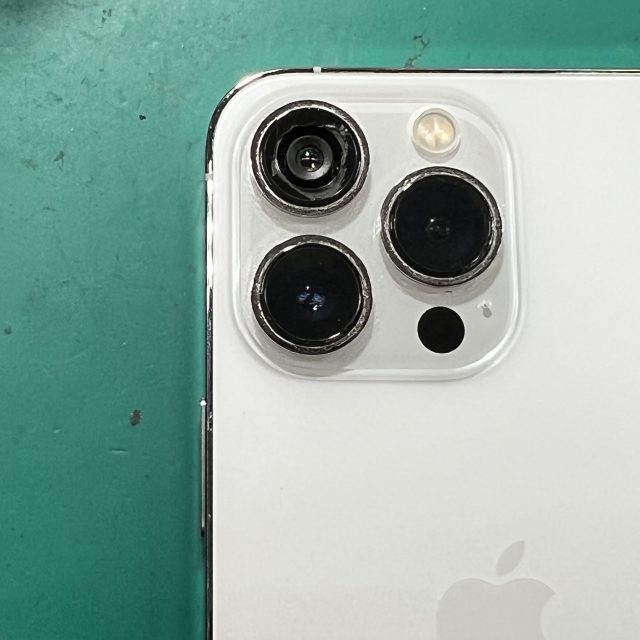 iPhone12mini　カメラレンズ割れ